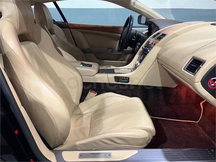 Interior — front seats in two-tone leather